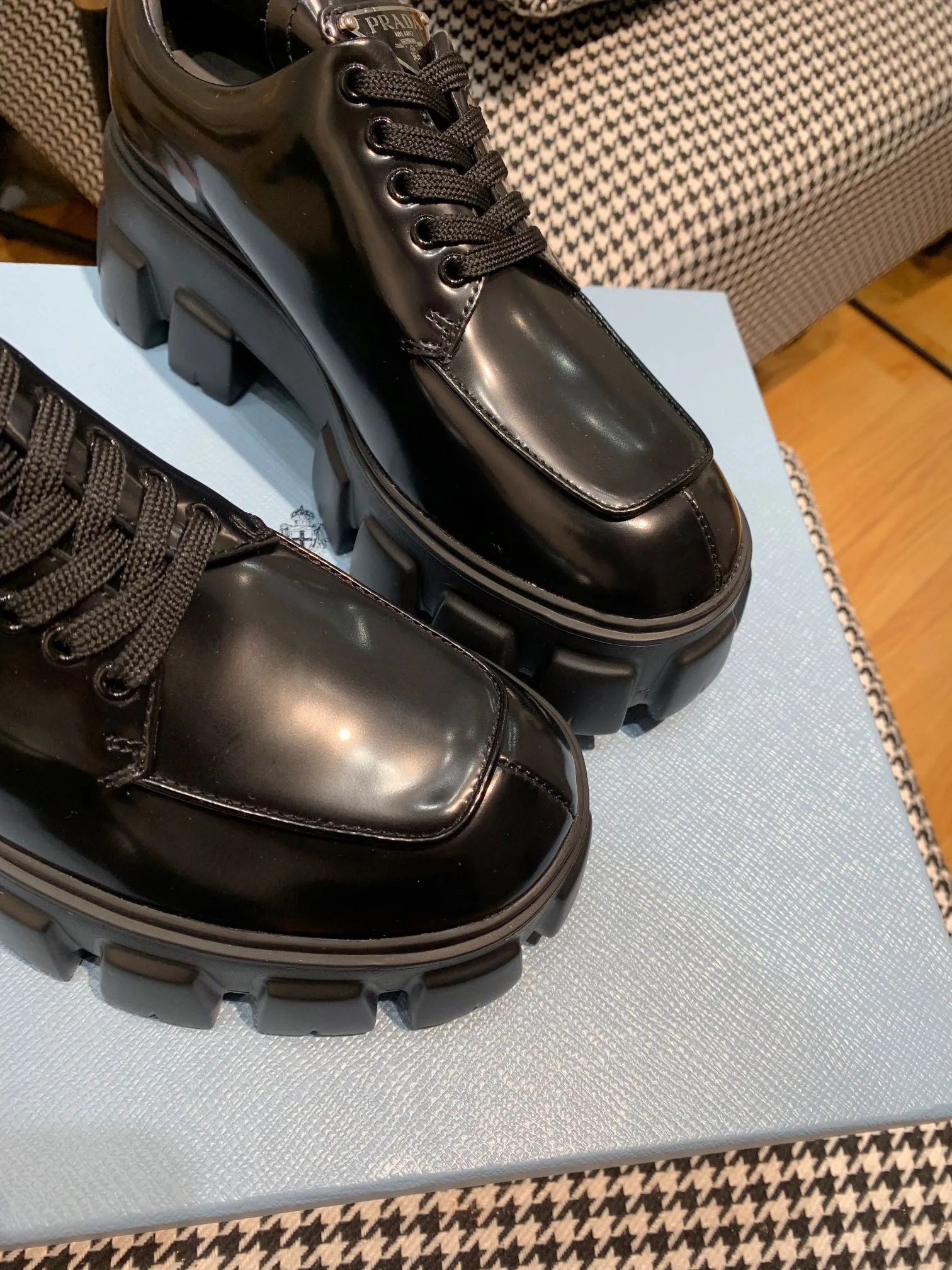 👟👟Ex-factory price 480👟👟 ss23 Prada 👟👟 💥The T-stage catwalk model "Dream Never Sleeps" can be used on important occasions. It has an aristocratic feel and is perfect on the feet💃💃The entire series is full of exciting and unexpected combinations of elements, with a strong artistic flavor, allowing you to appreciate the ever-changing style of Prada girls. 1⃣ Upper: cowhide with open edge beads/patent leather 2⃣ Lining: imported sheepskin 3⃣ Outsole: lightweight foam outsole Size 35M-40M